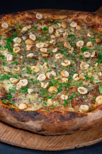 Pizza Gorgonzola, toasted hazelnuts and parslay